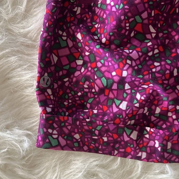 LULULEMON Purple Geometric PLAY ALL DAY Pleated Cuffed Walking Shorts Sz 6 - Picture 3 of 4